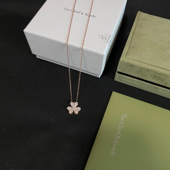 Van Cleef Jewelry Necklace