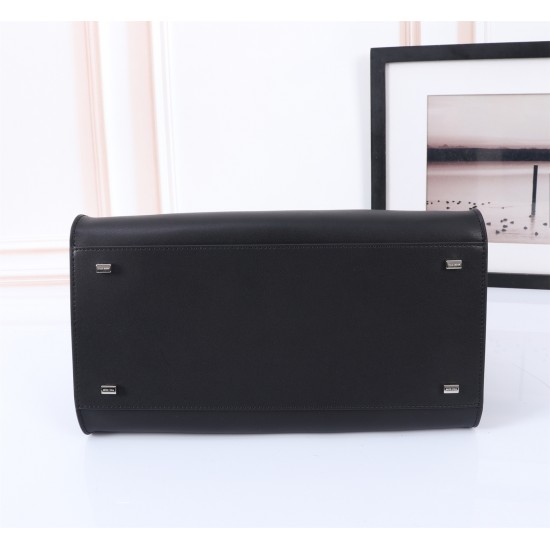 The Row Bags Top Quality
Small:26.20.18
Big:38.26.23