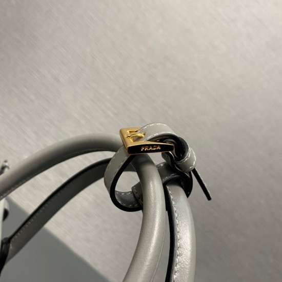 Prada Bags Top Quality
32x15.5x12cm