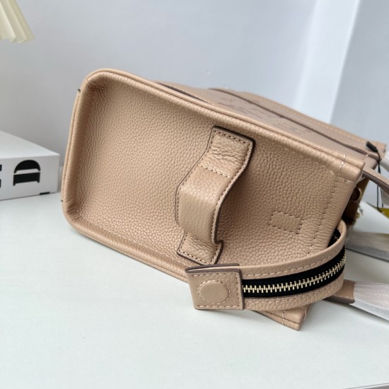 MJ Tote Full leather size: 41 * 34 * 15cm $140 Full leather medium size: 33 * 28 * 13cm $120 Full leather small size: 26 × 20 × 13cm $100 Fabric Large Size: 41 * 34 * 15cm $100 Medium size of fabric: 33 * 28 * 13cm $90 Fabric small size: 26 × 20 × 13cm $8