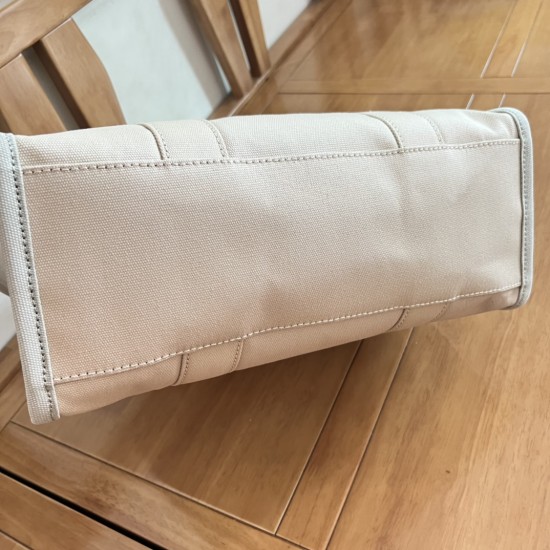 MJ Tote Full leather size: 41 * 34 * 15cm $140 Full leather medium size: 33 * 28 * 13cm $120 Full leather small size: 26 × 20 × 13cm $100 Fabric Large Size: 41 * 34 * 15cm $100 Medium size of fabric: 33 * 28 * 13cm $90 Fabric small size: 26 × 20 × 13cm $8