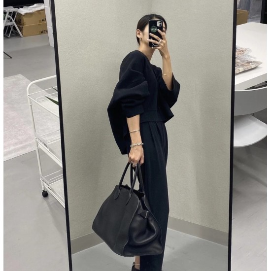 The Row Bags Top Quality
Small:26.20.18
Big:38.26.23